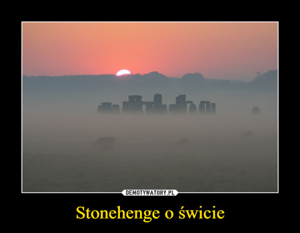 Stonehenge o świcie –  