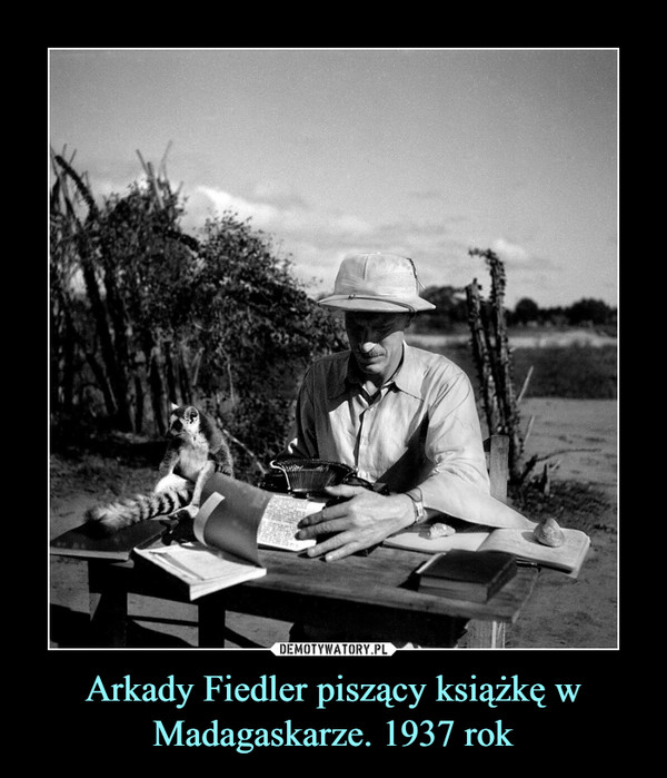 Arkady Fiedler piszący książkę w Madagaskarze. 1937 rok