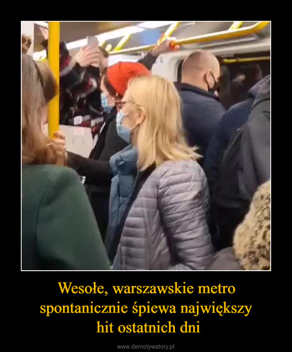 Wesołe, warszawskie metro spontanicznie śpiewa największy hit ostatnich dni –  