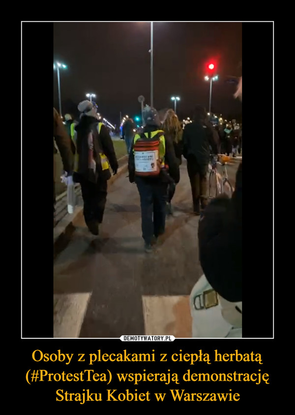 Osoby z plecakami z ciepłą herbatą (#ProtestTea) wspierają demonstrację Strajku Kobiet w Warszawie –  