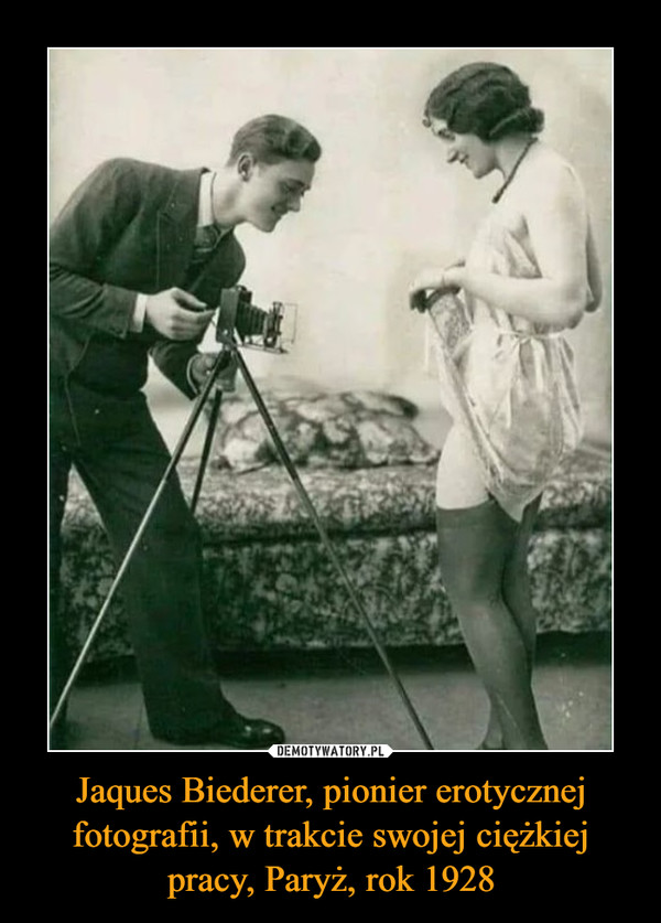 Jaques Biederer, pionier erotycznej fotografii, w trakcie swojej ciężkiej pracy, Paryż, rok 1928 –  