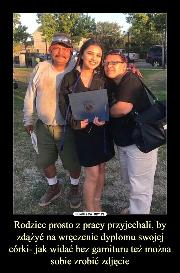 Rodzice prosto z pracy przyjechali, by zdążyć na wręczenie dyplomu swojej córki- jak widać bez garnituru też można sobie zrobić zdjęcie –  