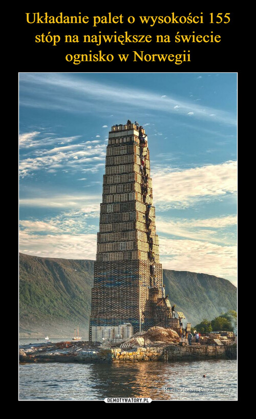 Układanie palet o wysokości 155 stóp na największe na świecie ognisko w Norwegii