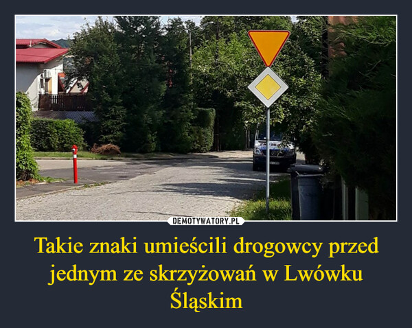 Takie znaki umieścili drogowcy przed jednym ze skrzyżowań w Lwówku Śląskim –  