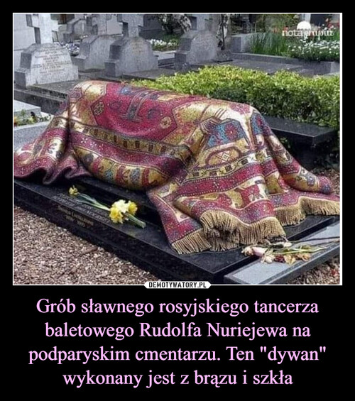 Grób sławnego rosyjskiego tancerza baletowego Rudolfa Nuriejewa na podparyskim cmentarzu. Ten "dywan" wykonany jest z brązu i szkła