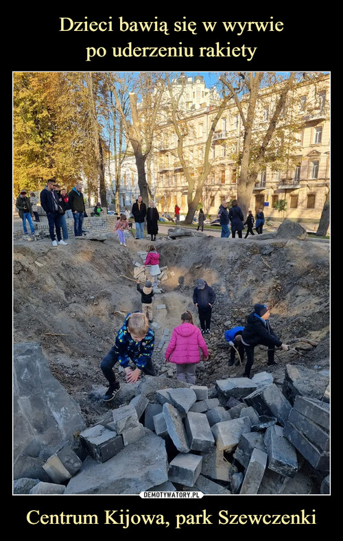 Dzieci bawią się w wyrwie
po uderzeniu rakiety Centrum Kijowa, park Szewczenki