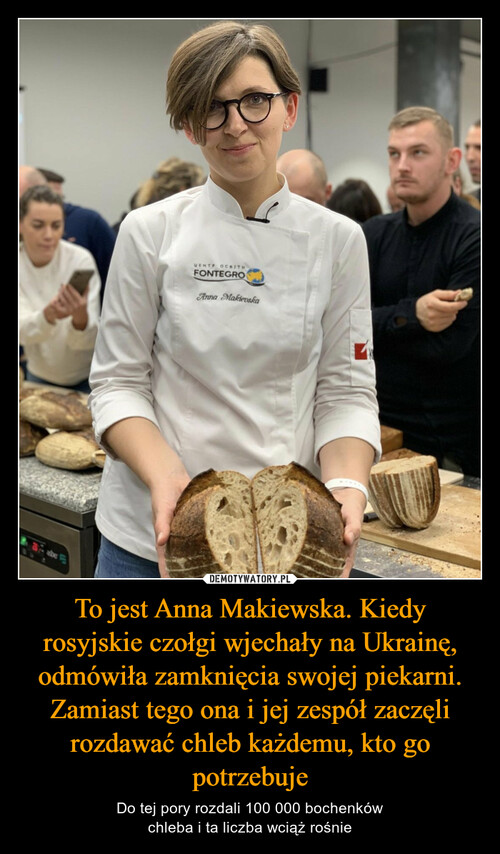 To jest Anna Makiewska. Kiedy rosyjskie czołgi wjechały na Ukrainę, odmówiła zamknięcia swojej piekarni. Zamiast tego ona i jej zespół zaczęli rozdawać chleb każdemu, kto go potrzebuje